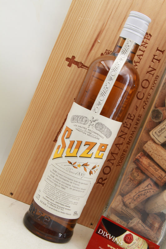 Suze  apéritif français a base de Gentiane.   16%. Cette bouteille de 75cl